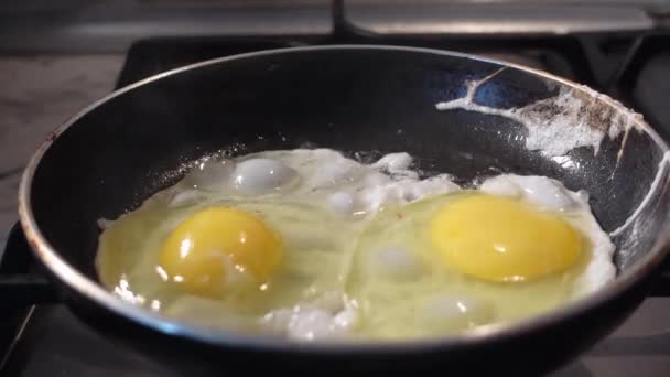Rompiendo Frypan Huevo Frypan Aceite Caliente Cocina Saludable Desayuno Soleado — Vídeos de Stock