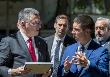 Chisinau, Moldova - 24 Temmuz 2025: İsrail Dışişleri Bakanı Gideon Moshe Sa 'ar (L) ile Moldova Dışişleri Bakanı Mihail Popsoi (R) Tökezleyen Taş' ın açılış töreninde.