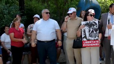 Chisinau, Moldova - 10 Ağustos 2025: Moldova 'nın Gagauzia özerk toprak birimi valisi Eugenia Gutsul' a destek için 13 numaralı cezaevi önünde muhalefet protestosu.