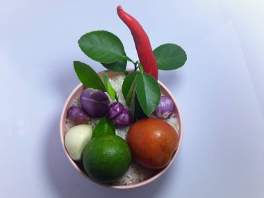 Beyaz otlar, baharatlar, sarımsak, soğan, acı biber, limon yaprağı ve domatesli pilavın üzerine koyun. Yemek pişirmek için gereken çeşni.