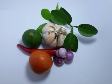 Beyaz otlar, baharatlar, sarımsak, soğan, acı biber, limon yaprağı ve domatesli pilavın üzerine koyun. Yemek pişirmek için gereken çeşni.