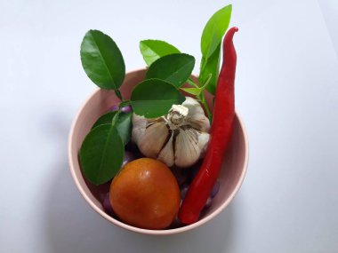 Beyaz otlar, baharatlar, sarımsak, soğan, acı biber, limon yaprağı ve domatesli pilavın üzerine koyun. Yemek pişirmek için gereken çeşni.