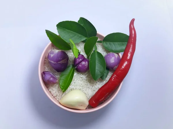 Beyaz otlar, baharatlar, sarımsak, soğan, acı biber, limon yaprağı ve domatesli pilavın üzerine koyun. Yemek pişirmek için gereken çeşni.