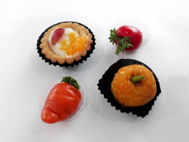 Çilek şeklinde beyaz kırmızı turuncu geleneksel Endonezya pastasına izole edilmiş.