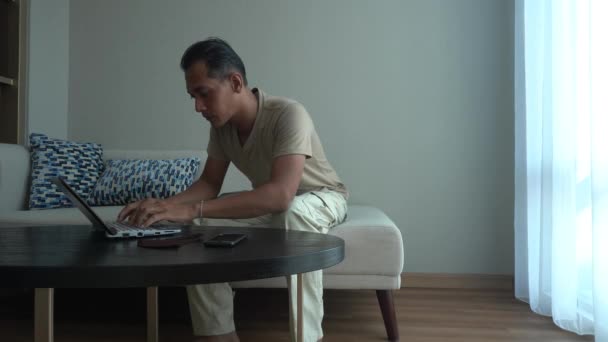 Ideia Conceito Homem Asiático Usando Laptop Enquanto Sentado Treinador Sala — Vídeo de Stock
