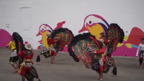 印度尼西亚东爪哇 苏拉巴亚 2022年12月 欢迎游轮游客与Reog Ponorogo和Jaranan跳舞 它是印度尼西亚东爪哇的传统舞蹈之一 — 图库视频影像