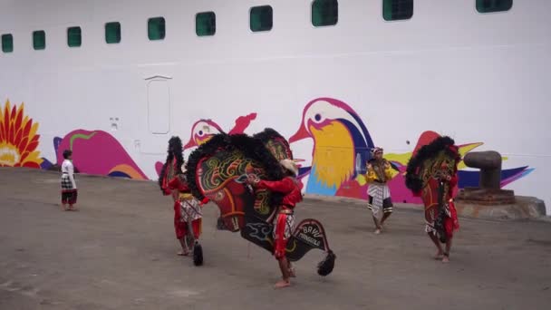 スラバヤ 東ジャワ インドネシア 2022年12月 Reog PonorogoとJarananダンスでクルーズ船の観光客を歓迎します 東ジャワ州の伝統舞踊の一つ — ストック動画
