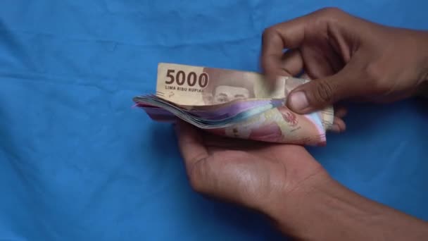 计算印度尼西亚银行汇票现钞的人的商业和金融活动 — 图库视频影像