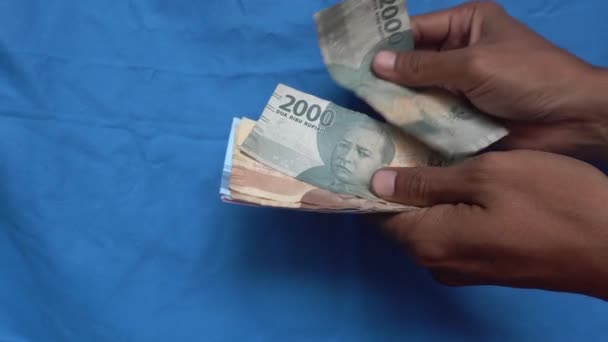 인도네시아 화폐를 계산하는 사람들의 — 비디오