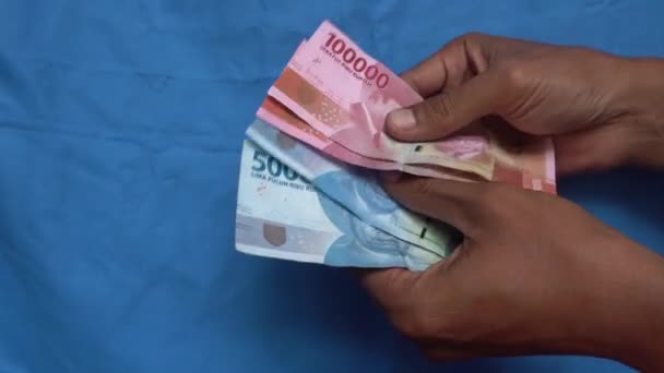 Obchodní Finanční Činnost Lidí Počítání Indonéských Bankovek Rupiah Peníze — Stock video