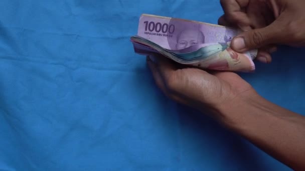 计算印度尼西亚银行汇票现钞的人的商业和金融活动 — 图库视频影像