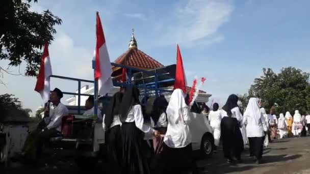 インドネシア東ジャワ州スラバヤ2023年2月 預言者ムハンマド イスラームとミラジを記念した小学生パレード — ストック動画