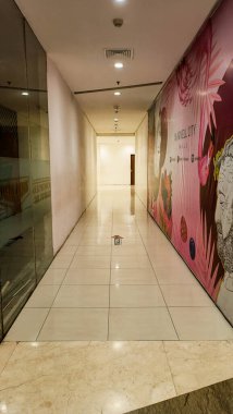 Boş koridor koridoru, Surabaya, Doğu Java, Endonezya. 29 Eylül 2022