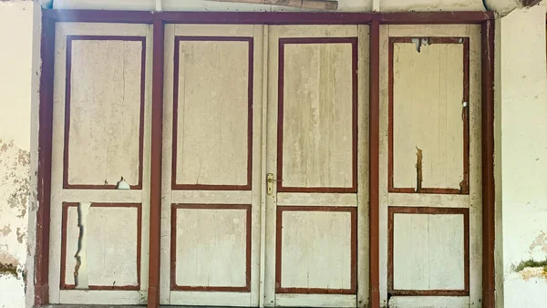 4つの伝統的なジャワの家のドアの行 — ストック写真