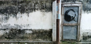 Çember pencereli eski Vintage Door. Kediri, Doğu Java, Endonezya. 09 Ekim 2022