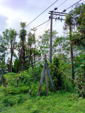 Terk Edilmiş Güç Kutbu, Santralle çevrili. Kediri, Doğu Java, Endonezya. 09 Ekim 2022