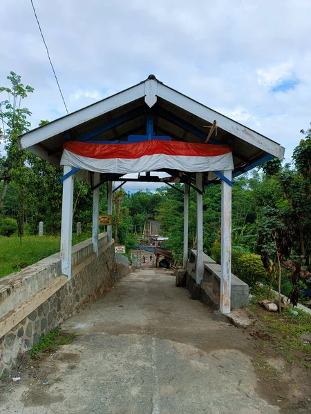 Pintu Masuk Dermaga Sungai Dengan Bendera Indonesia Merah Dan Putih — Stok Foto