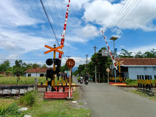 Railway Crossing Country Dengan Latar Belakang Langit Biru Kediri Jawa — Stok Foto