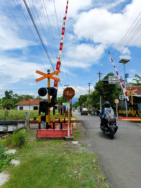 Železniční Přejezd Zemi Modrým Nebem Pozadí Kediri Východní Jáva Indonésie — Stock fotografie