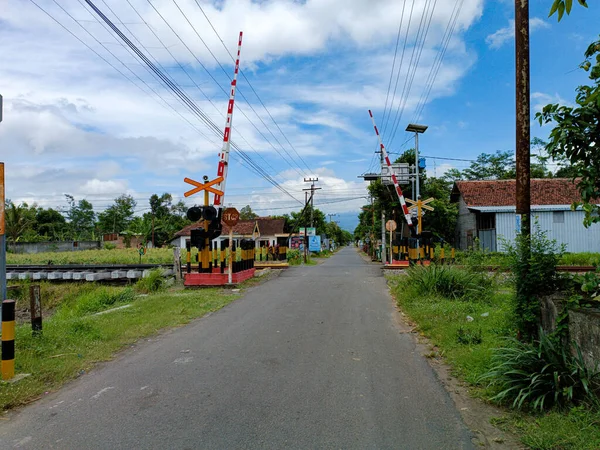 Järnväg Crossing Landet Med Blå Himmel Bakgrund Kediri Östra Java — Stockfoto