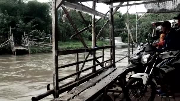 Ποταμός Dock Από Μπαμπού Kediri Ανατολική Ιάβα Ινδονησία Οκτωβρίου 2022 — Αρχείο Βίντεο