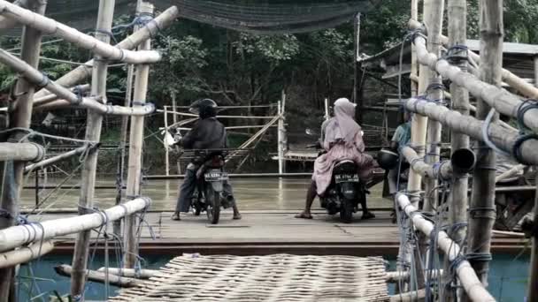 River Dock Realizzato Bambù Kediri Giava Orientale Indonesia Ottobre 2022 — Video Stock