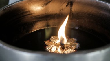 İçinde bir mum ışığı yüzer vazolar üzerinde. Surabaya, Doğu Java, Endonezya. 18 Aralık 2022