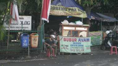 Surabaya, Doğu Java, Endonezya 'da lapa tezgahları var. 18 Aralık 2022