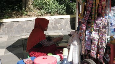 Surabaya, Doğu Java, Endonezya 'daki sokak yemekleri tezgahları. 18 Aralık 2022