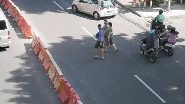 Eine Gruppe Von Menschen Die Die Verbotene Stelle Überqueren Verkehrsverstoß — Stockfoto