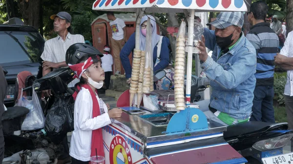 Ein Mädchen Das Sich Nach Eis Bei Einem Eisverkäufer Sehnt — Stockfoto