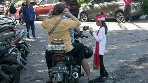 Lite Prat Med Sin Förälder Som Satt Motorcyklar Surabaya Östra — Stockfoto
