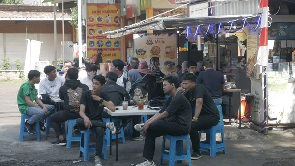 Grupo Jovens Reunidos Beira Estrada Surabaya Java Oriental Indonésia Dezembro — Fotografia de Stock