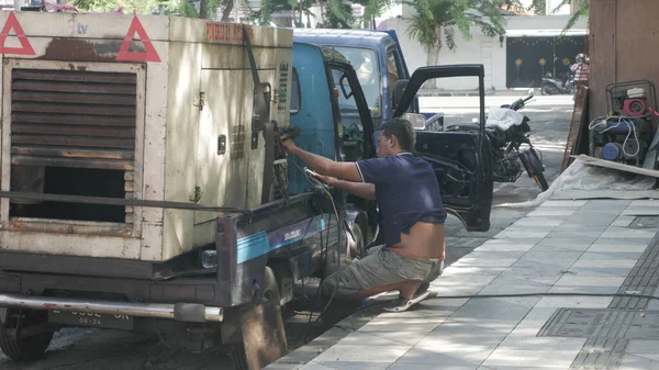 Seorang Pria Memeriksa Pada Foto Foto Horizontal Generator Listrik Surabaya — Stok Foto