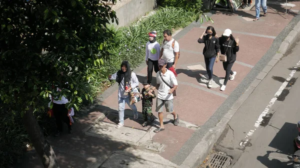 Grupo Pessoas Caminhando Sobre Pedestre Tirando Fotos Vista Superior Surabaya — Fotografia de Stock