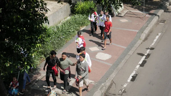 Grupo Pessoas Caminhando Sobre Pedestre Tirando Fotos Vista Superior Surabaya — Fotografia de Stock