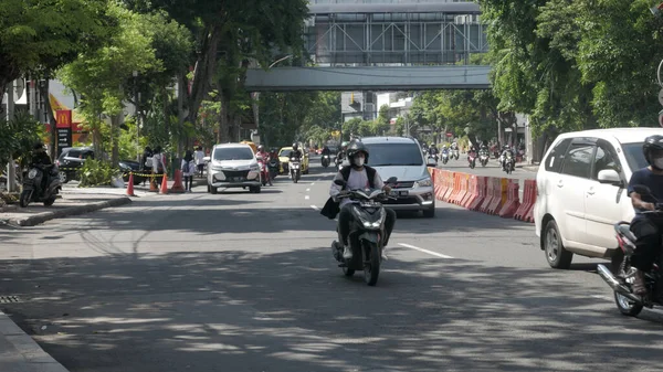 Motorrad Und Auto Auf Der Straße Von Basuki Rahmat Surabaya — Stockfoto