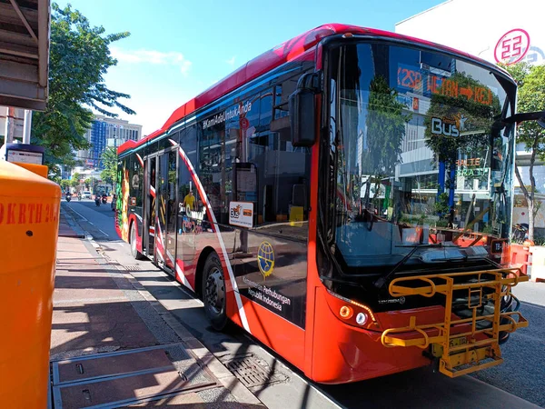 一种叫做 Suroboyo Bus 的公共交通 印度尼西亚东爪哇 苏拉巴亚 2022年12月18日 — 图库照片