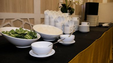 Bir grup boş bulaşık takımı ve diğer ücretsiz eşyalar. Surabaya, Doğu Java, Endonezya. 26 Kasım 2022