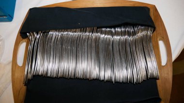 Restoranda bir yığın kaşık. Surabaya, Doğu Java, Endonezya. 26 Kasım 2022