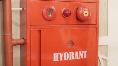 Yangın musluğu ve yangın alarmı takıldı. Surabaya, Doğu Java, Endonezya. 27 Kasım 2022