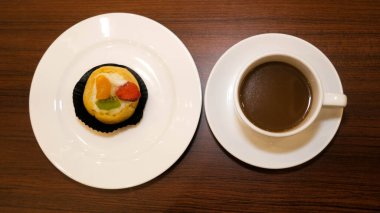 Meyveli Kek ve Kahve Yüksek Angle, Top View. Surabaya, Doğu Java, Endonezya. 27 Kasım 2022