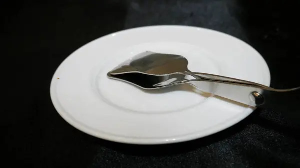 แหนบอาหารบนจาน — ภาพถ่ายสต็อก
