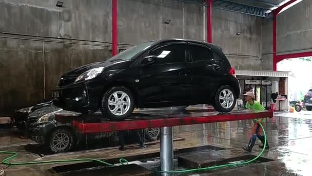 Car Lift Der Waschanlage Surabaya Ostjava Indonesien Dezember 2022 — Stockvideo