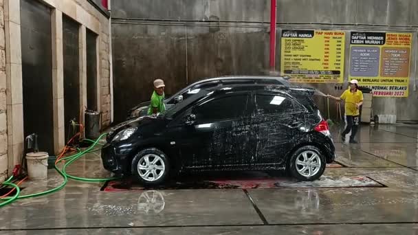 Man Spray Voda Černého Auta Mytí Aut Surabaya East Java — Stock video