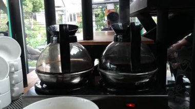 Kahve ve çay ısıtıcısı. Surabaya, Doğu Java, Endonezya. 27 Aralık 2022