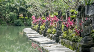 Lembah Tumpang, Malang, Doğu Java, Endonezya 'da göl kıyısında bulunan heykeller. 17 Şubat 2023