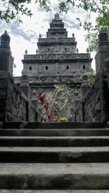 Endonezya, Doğu Java 'daki Lembah Tumpang turistik merkezindeki 01 no' lu köprü merdiveninde. 17 Ocak 2023