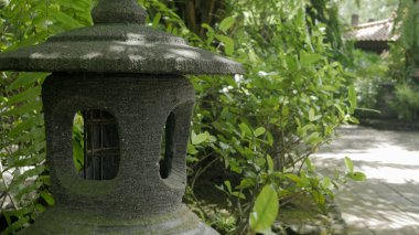 Geleneksel Betondan yapılmış dekoratif lamba. Lembah Tumpang, Malang, Doğu Java, Endonezya. 19 Şubat 2023