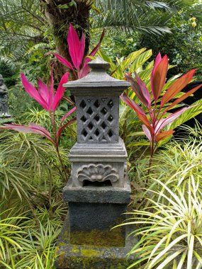 Geleneksel Betondan yapılmış dekoratif lamba. Lembah Tumpang, Malang, Doğu Java, Endonezya. 19 Şubat 2023